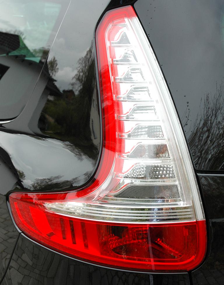 Renault Grand Scénic: Die Leuchteinheiten am Heck sind bumerangförmig. 