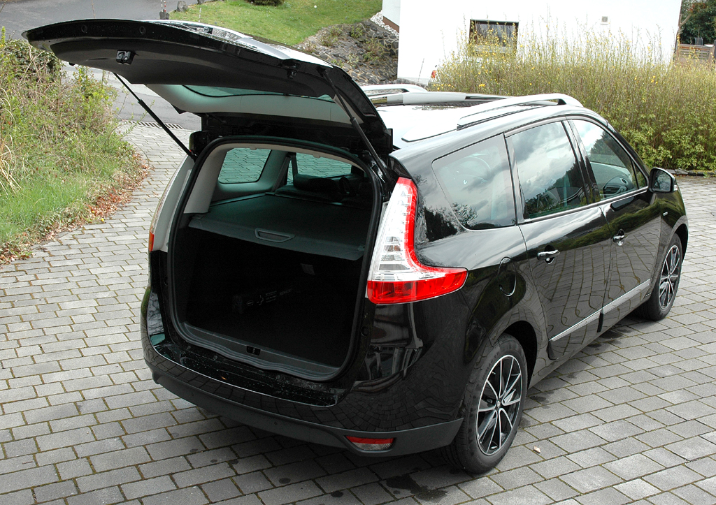 Renault Grand Scénic: Ins Gepäckabteil passen 678/564 bis 2083/2063 Liter. 