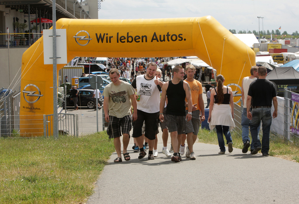 Rund 70 000 Opel-Fans kamen nach Oschersleben