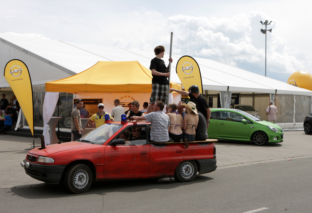 Rund 70 000 Opel-Fans kamen nach Oschersleben