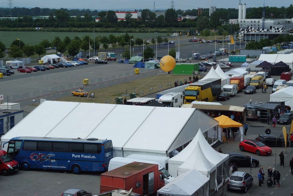 Rund 70 000 Opel-Fans kamen nach Oschersleben