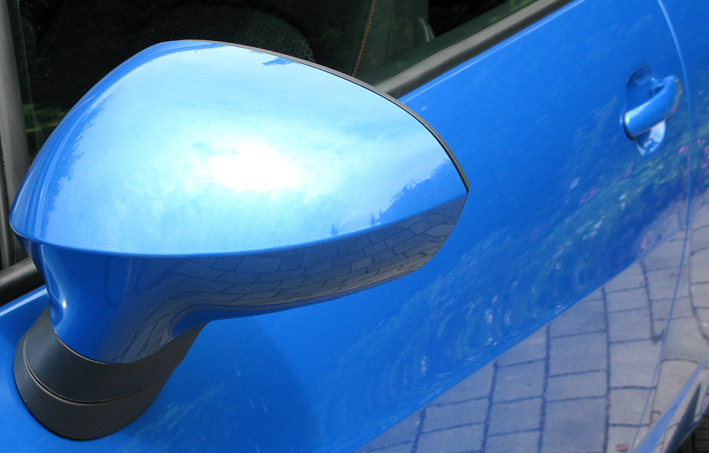 Seat Ibiza FR: Blick auf den Außenspiegel auf der Fahrerseite.