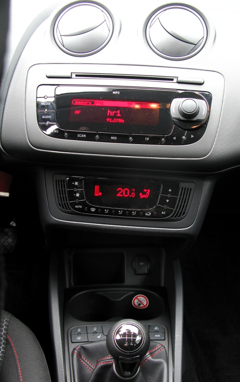 Seat Ibiza FR: Blick auf den mittleren Armaturenträger.