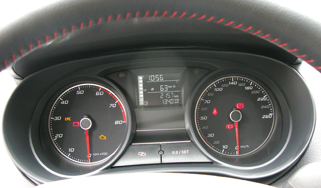 Seat Ibiza FR: Blick durch den Lenkradkranz auf die Rundinstrumentierung.
