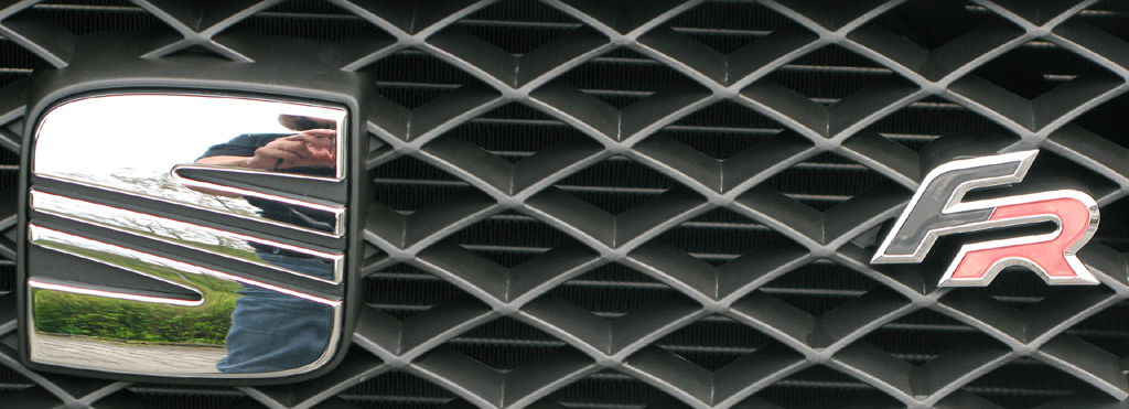 Seat Ibiza FR: Markenlogo und Ausstattungskennung sitzen vorn im Kühlergrill. 