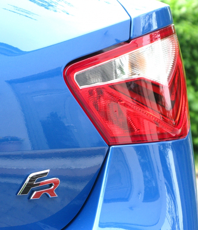 Seat Ibiza FR: Moderne Leuchteinheit hinten mit Ausstattungskennung.