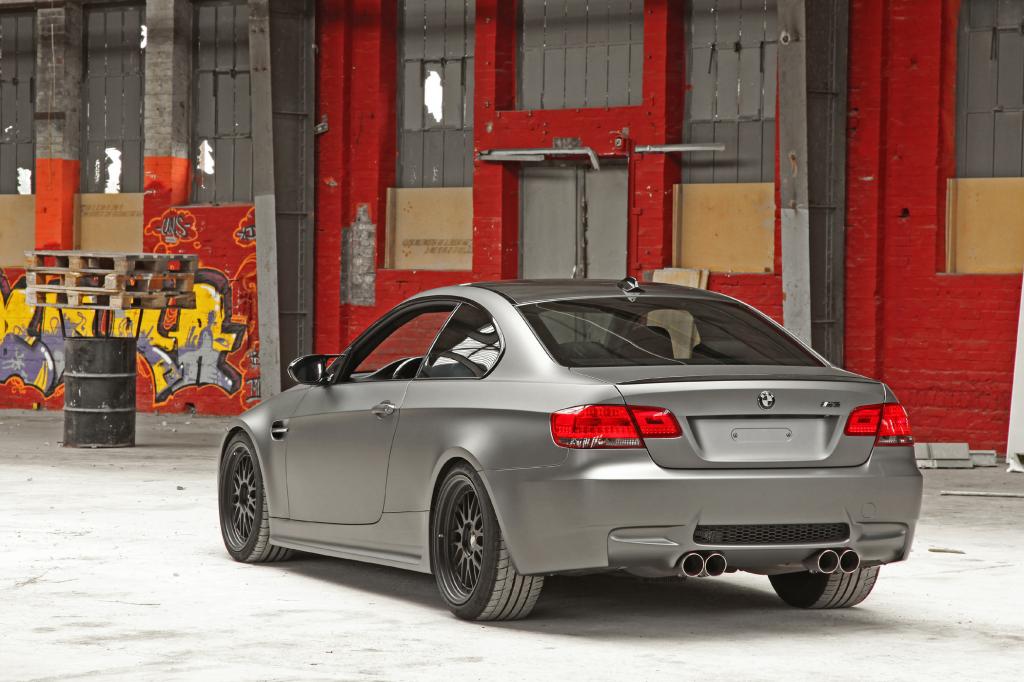 Seitenschweller von Hamann Motorsport und eine Edelstahl-Auspuffanlage von Akrapovic zählen auch dazu