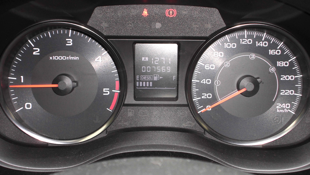 Subaru XV: Blick durch den Lenkradkranz auf die Rundinstrumentierung. 