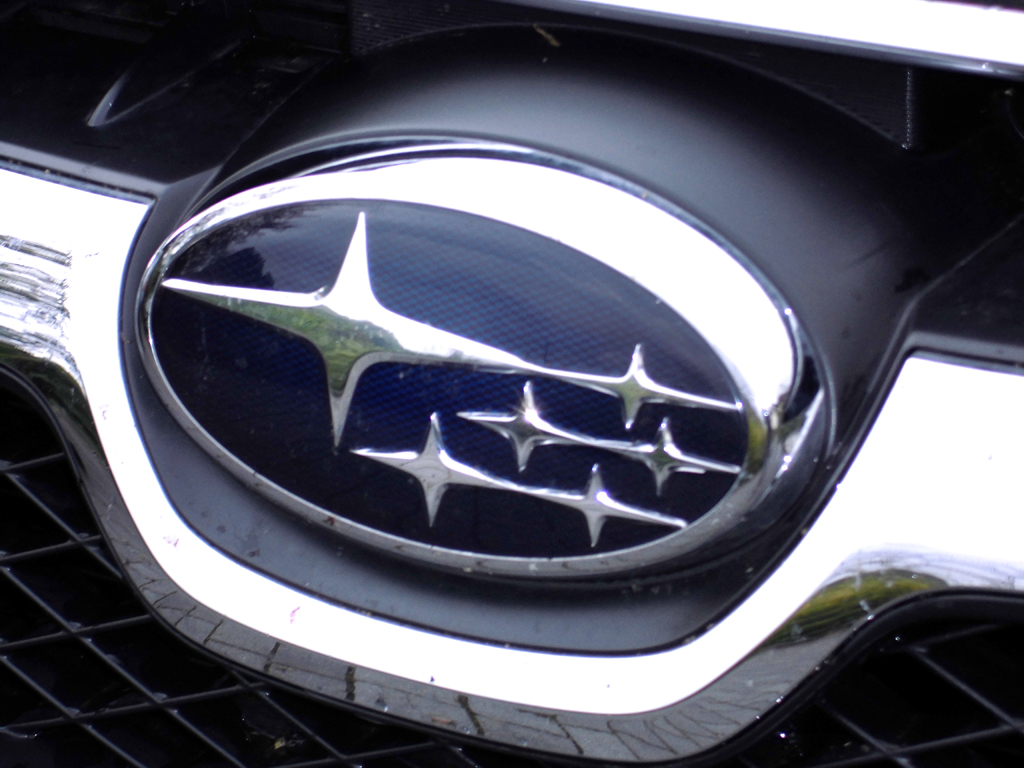Subaru XV: Das Markenlogo sitzt vorn in einer Chromspange im Kühlergrill. 