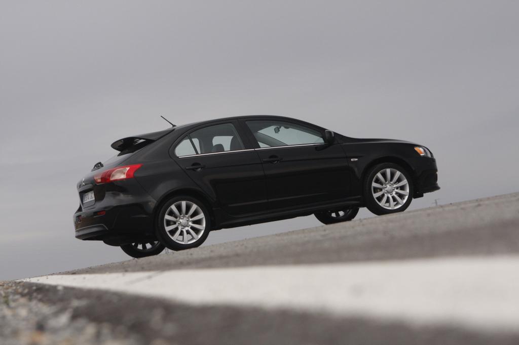 Tatsächlich steckt hinter dem eindrucksvollen Kühlermaul des Lancer Sportback ein Turbodiesel mit eher durchschnittlichen 110 kW