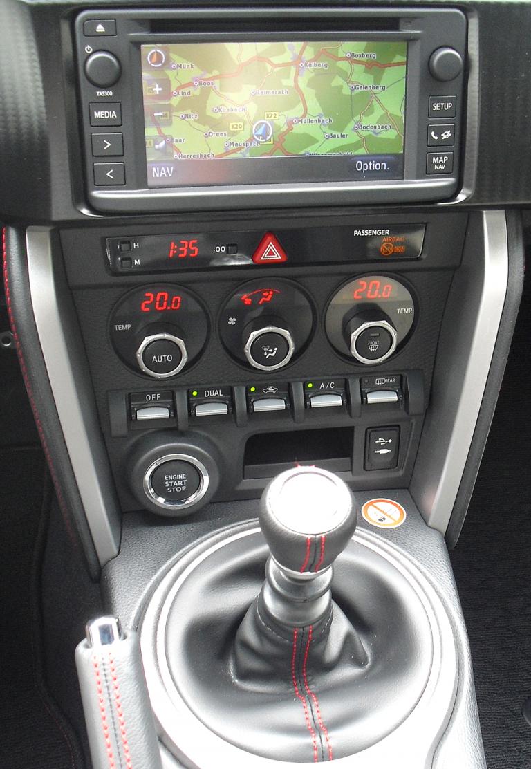 Toyota GT86: Blick auf den mittleren Armaturenträger. 