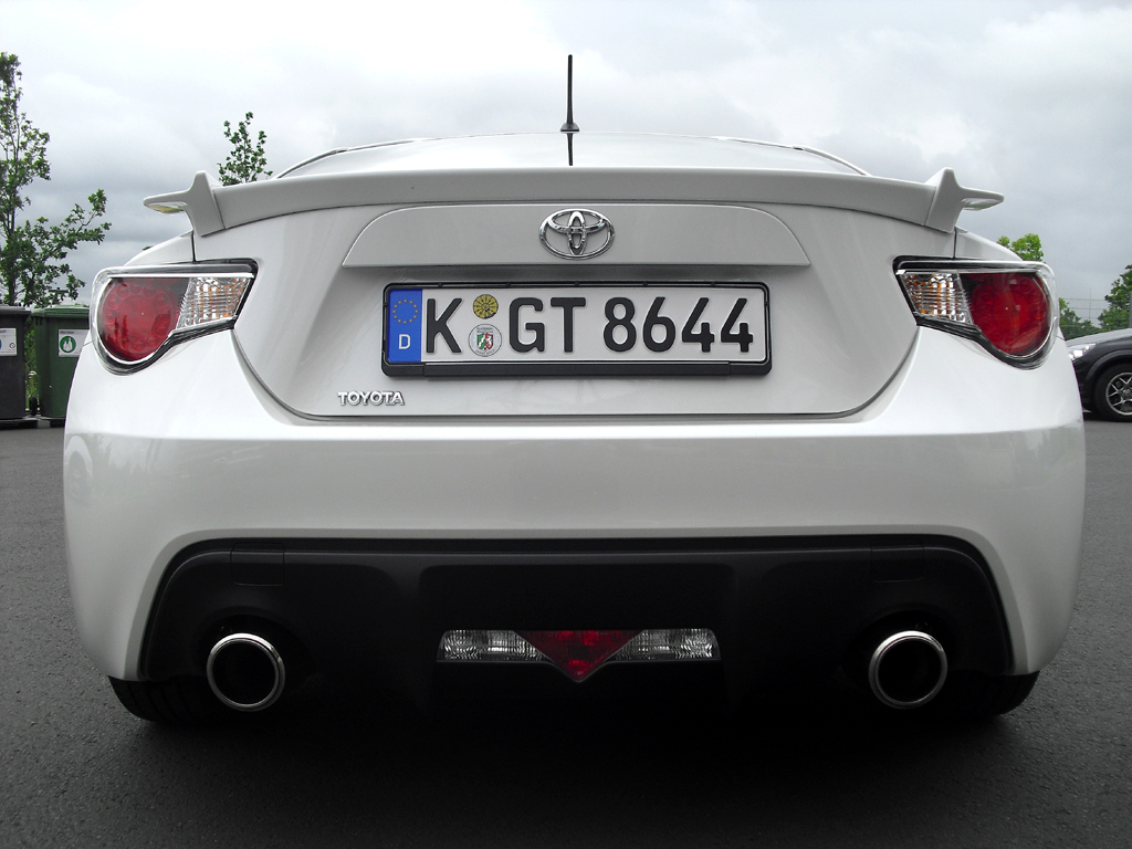 Toyota GT86: Blick auf die Heckpartie mit dem aufgesetzten Heckklappen-Flügel. 