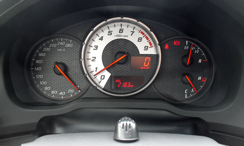 Toyota GT86: Blick durch den Lenkradkranz auf die Rundinstrumentierung. 