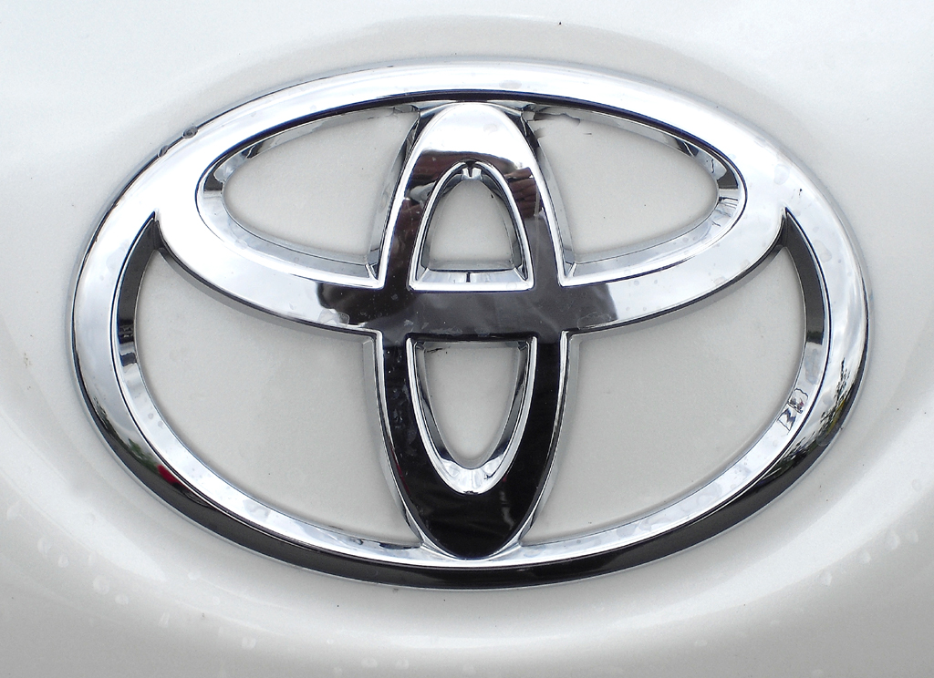 Toyota GT86: Das Markenlogo sitzt vorn unterhalb der Motorhaube. 