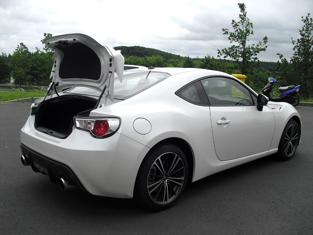 Toyota GT86: Ins Gepäckabteil passen mindestens 243 Liter hinein. 