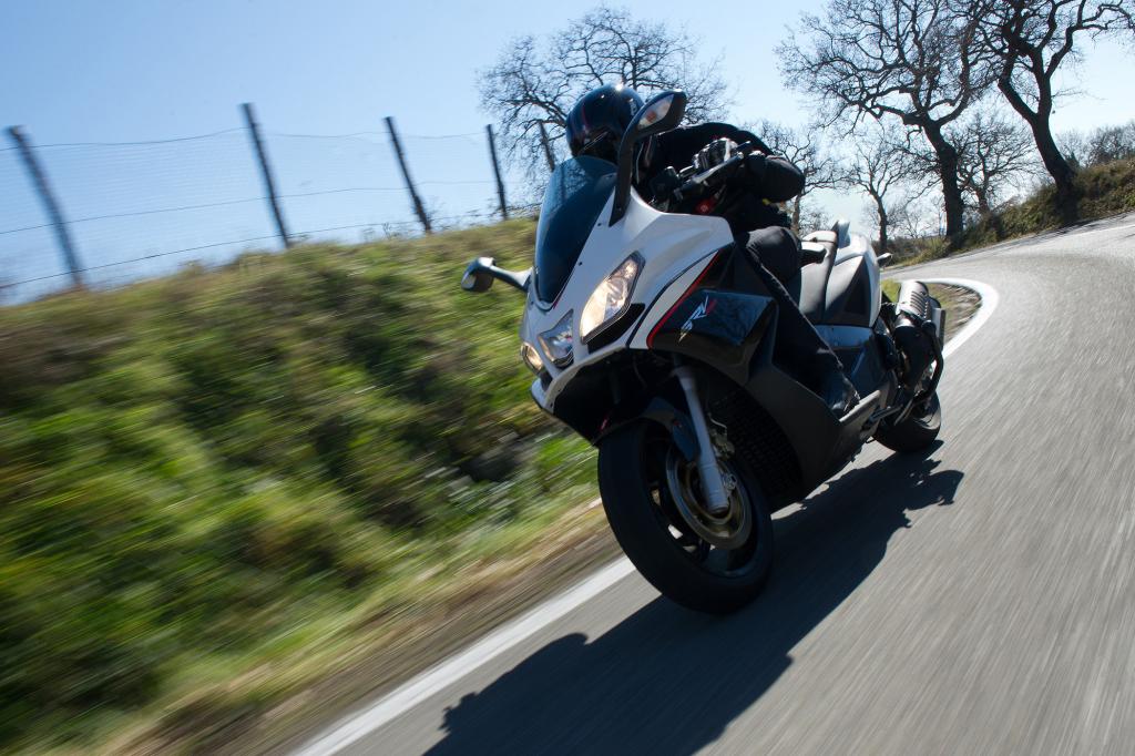 Unter der Verkleidung arbeitet ein 840 ccm großer V2-Viertakter mit 56 kW/76 PS