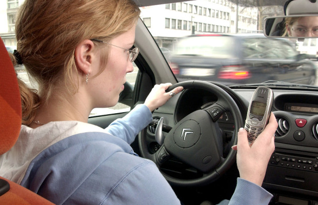 Urteil: Wegdrücken eines Handyanrufs im Auto verboten
