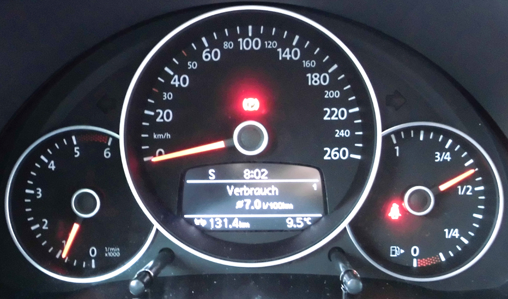 VW Beetle: Blick durch den Lenkradkranz auf die Rundinstrumentierung. 
