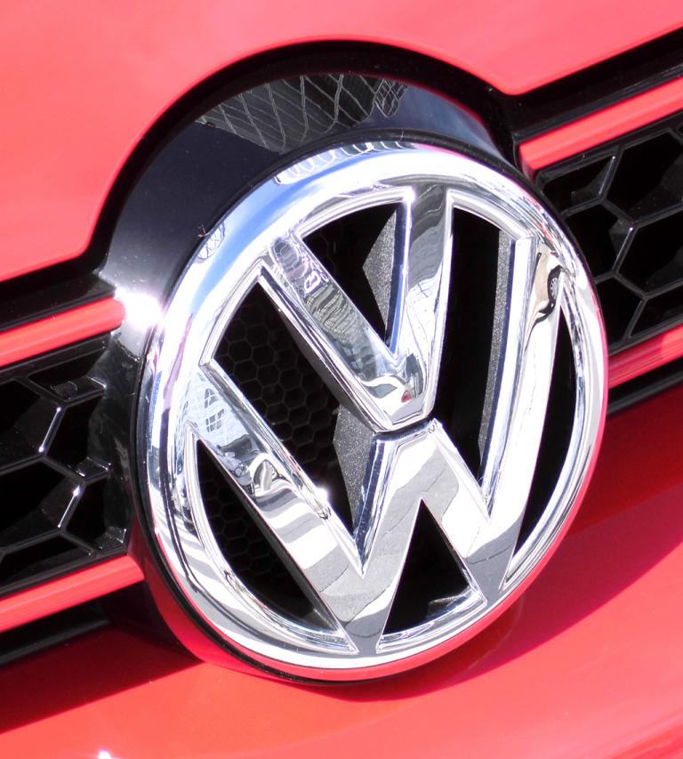 VW Golf GTI Cabrio: Das Markenlogo sitzt vorn im schmalen oberen Kühlergrill-Streifen. 