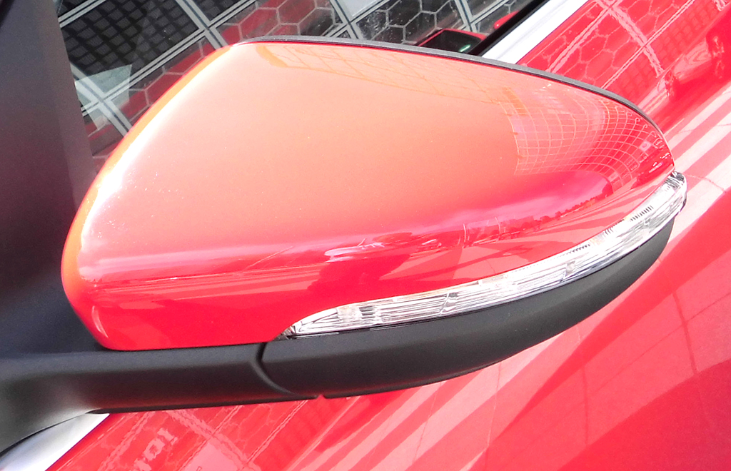 VW Golf GTI Cabrio: In die Außenspiegel sind Blinkleisten integriert. 