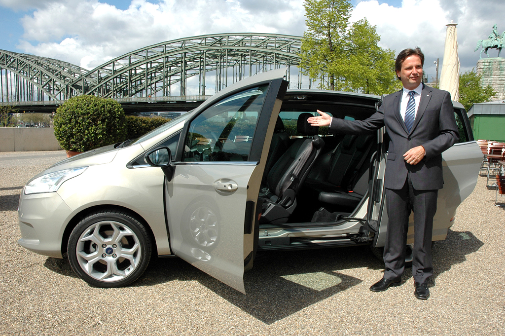 Verkaufschef Wolfgang Booms erläutert die Vorzüge des neuen B-Max-Minivans.