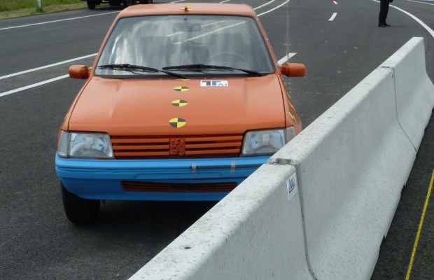 Verkehrssicherheit: Auch Leitplanken werden getestet - RTL-Actionserie teilt sich Autobahn mit TÜV-Ingenieuren