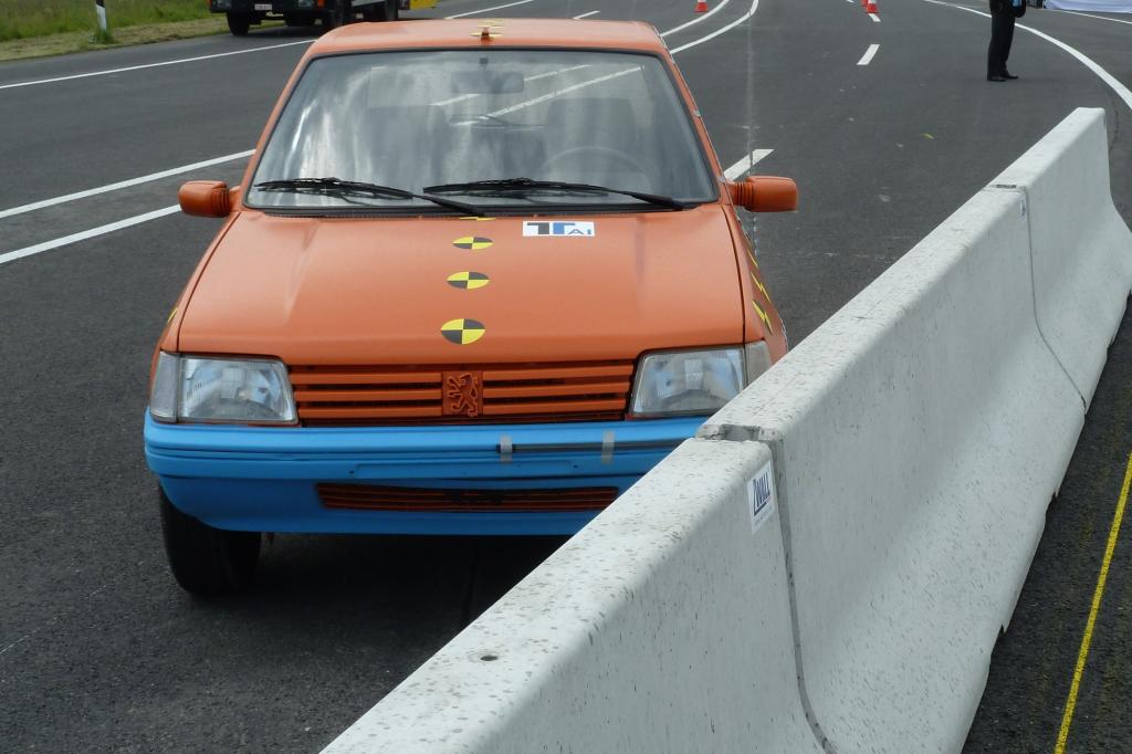 Verkehrssicherheit: Auch Leitplanken werden getestet - RTL-Actionserie teilt sich Autobahn mit TÜV-Ingenieuren