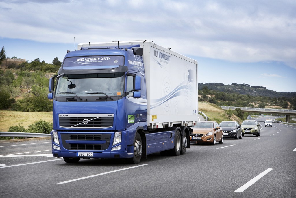 Volvo-Lkw führt automatisierten Fahrzeugverband an