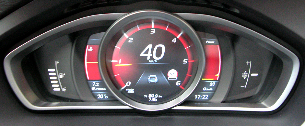 Volvo V40: Blick durch den Lenkradkranz auf die Rundinstrumentierung. 