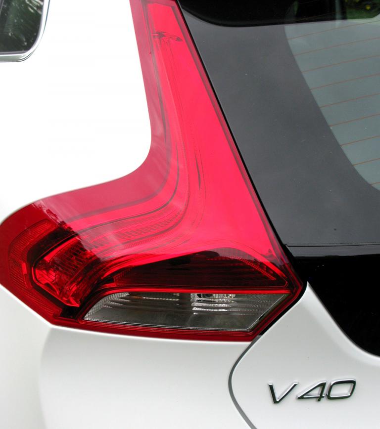 Volvo V40: Geschwungene Bumerang-Leuchteinheit hinten mit Modellschriftzug. 