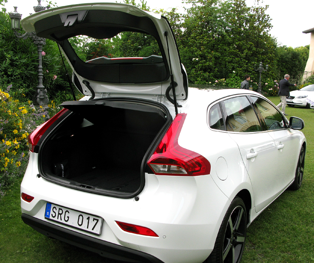 Volvo V40: Ins Gepäckabteil passen eher bescheidene 335 bis 1032 Liter hinein. 
