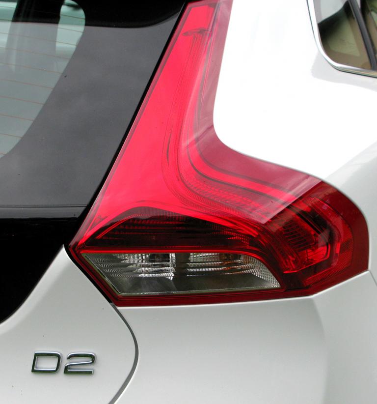 Volvo V40: Moderne Leuchteinheit hinten mit Motorisierungsschriftzug. 