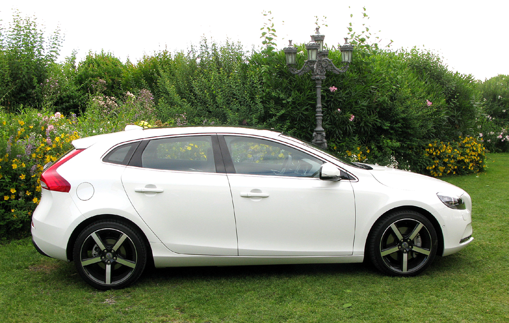 Volvo V40: So sieht das fünftürige Schrägheckmodell von der Seite aus. 