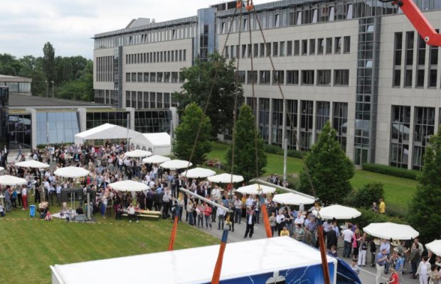 Weltrekord: Autoklebstoff trägt zehn Tonnen schweren Lkw