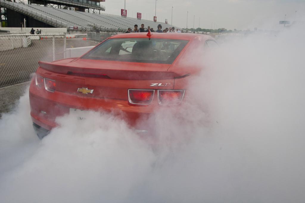 Wenn die 305er Schlappen auf der Hinterachse auf dem Asphalt genügend Halt finden, kennt der Camaro kein Halten mehr
