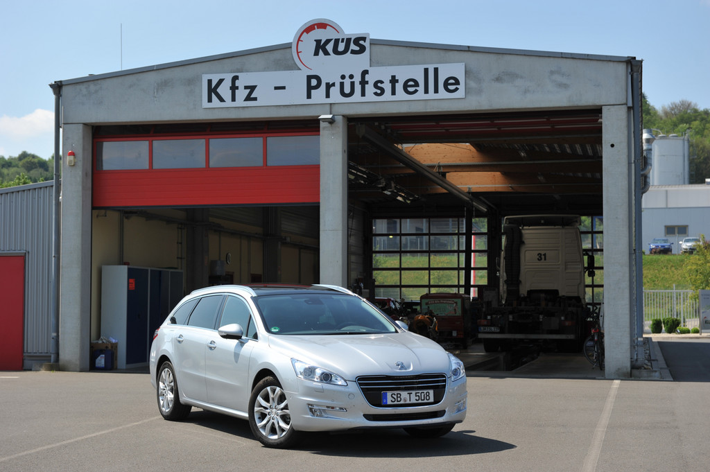 Zwei Peugeot 508 SW im KÜS-Qualitätscheck
