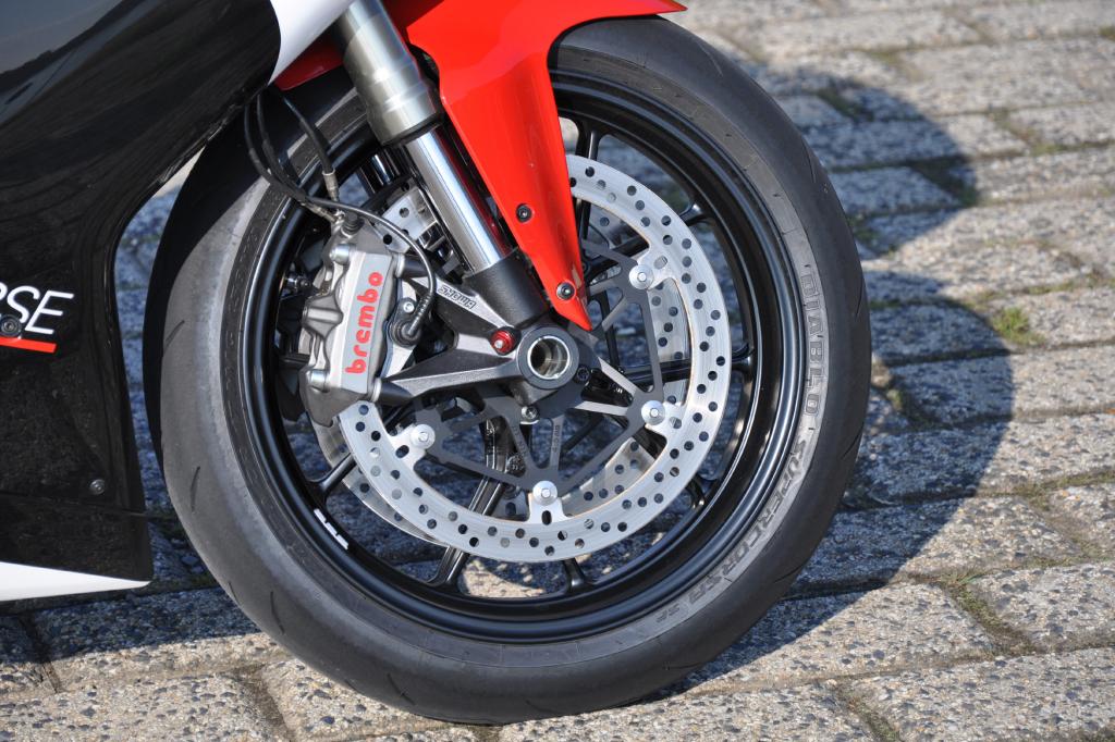 330 mm große Bremsscheiben sowie bissige Monobloc-Zangen von Brembo gehöhren dazu