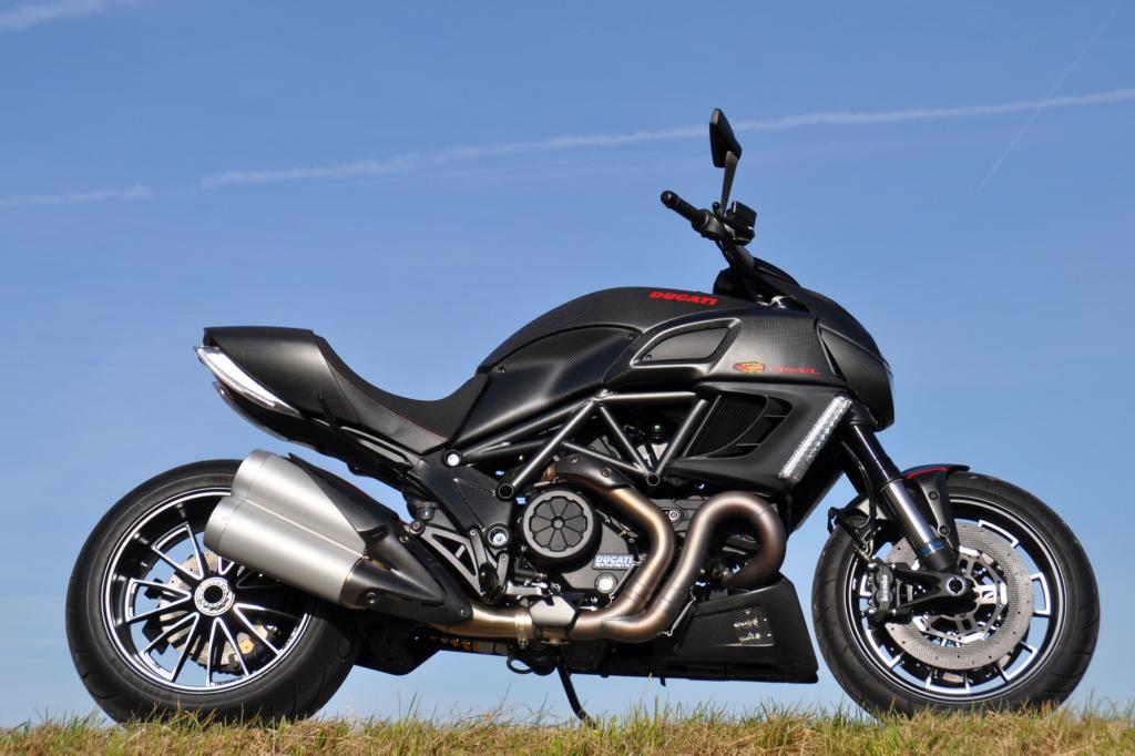 Am meisten überrascht die Diavel bei Erstkontakt mit hoher Agilität
