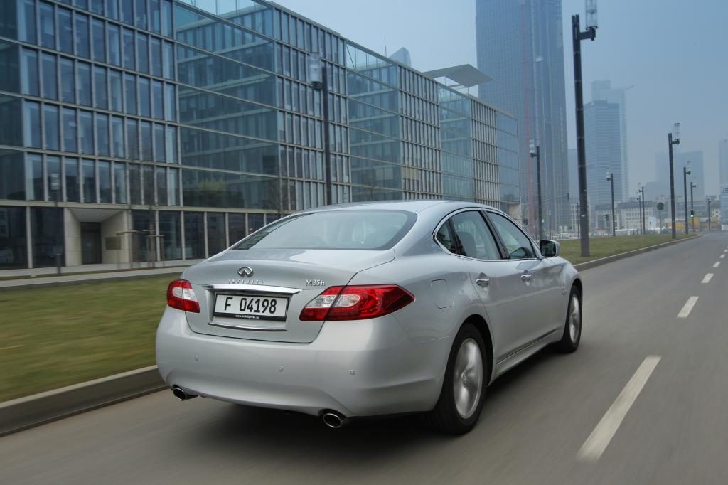 Anders als Konkurrent Lexus setzen diese Japaner sogar eine Lithium-Ionen-Batterie ein