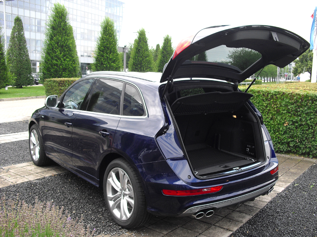 Audi SQ5: ... mit geöffneter Klappe des 540 bis 1560 Liter großen Kofferraums. 