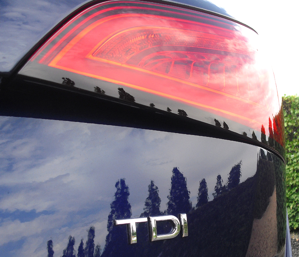 Audi SQ5: Moderne Leuchteinheit hinten mit Motorisierungsschriftzug. 