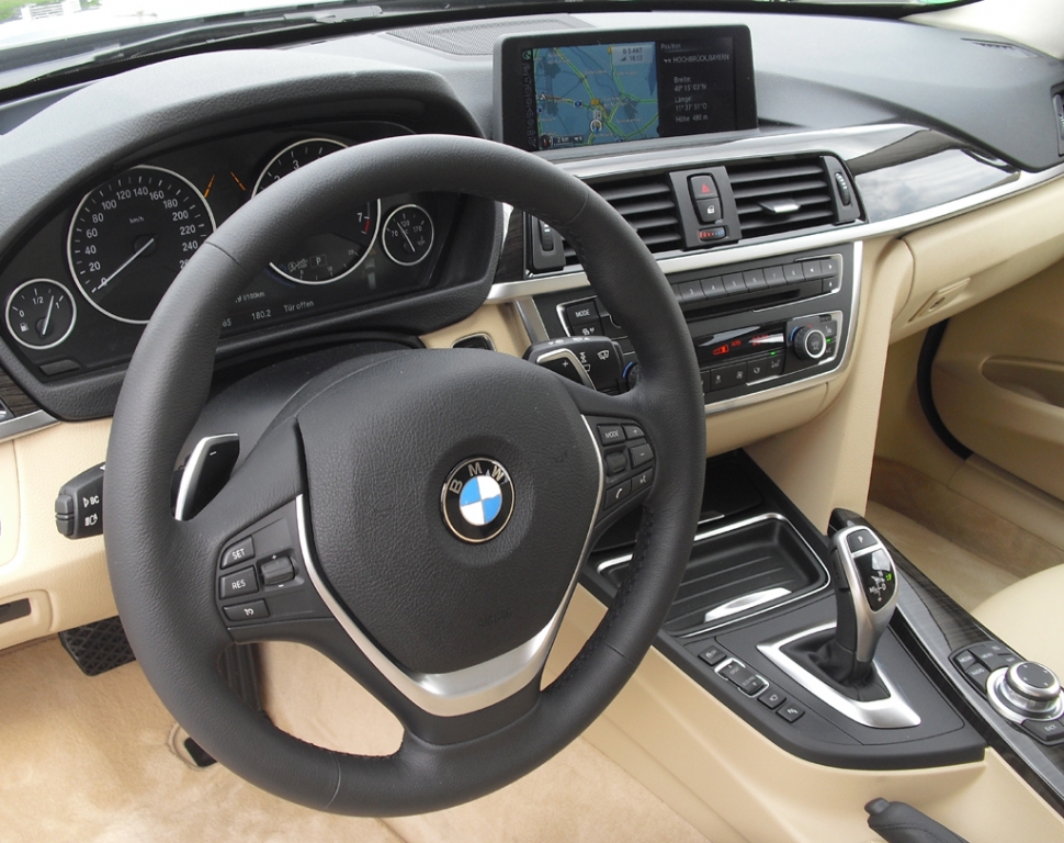 BMW 3er Touring: Blick ins sportlich-funktionelle Cockpit.