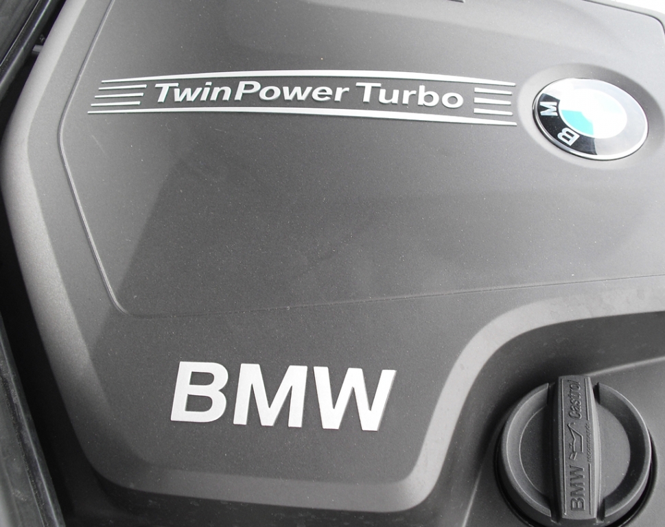 BMW 3er Touring: Blick unter die Haube, hier beim Vierzylinder-Benziner 328i.