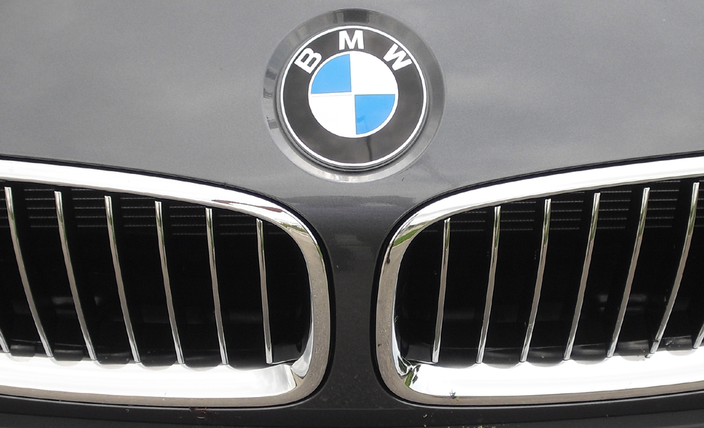 BMW 3er Touring: Das Markenlogo sitzt vorn über der Doppelniere.