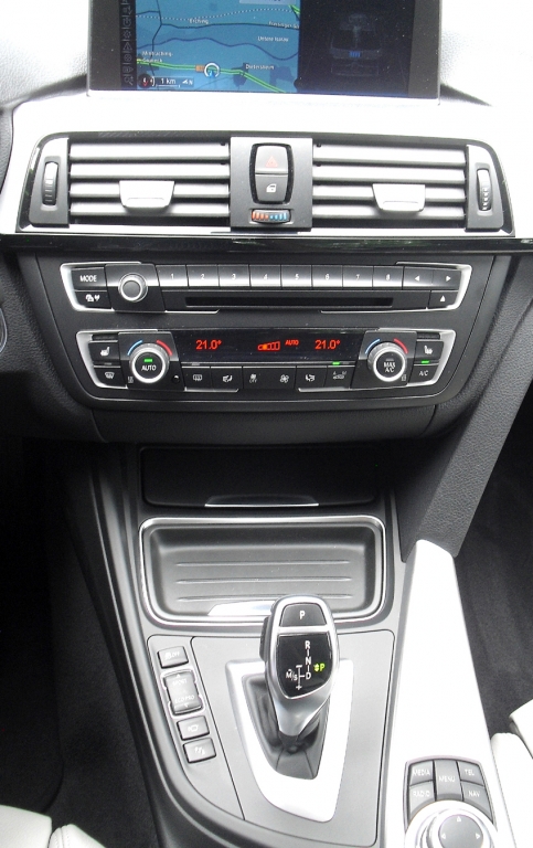 BMW ActiveHybrid 3: Blick auf den mittleren Armaturenträger.