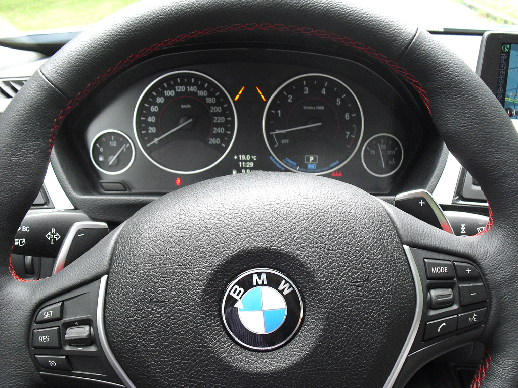 BMW ActiveHybrid 3: Blick durch den Lenkradkranz auf die Rundinstrumente.