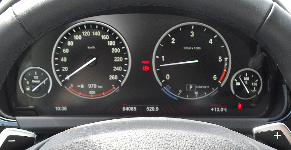 BMW Coupé 640d: Blick durch den Lenkradkranz auf die Rundinstrumentierung. 