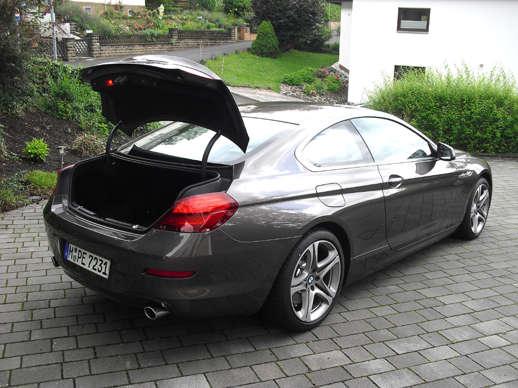 BMW Coupé 640d: Ins Gepäckabteil passen 460 Liter oder drei große Golfbags hinein. 
