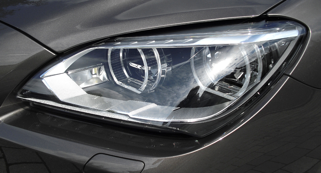 BMW Coupé 640d: Moderne Xenon-Leuchteinheit mit LED-Tagfahrlicht vorn. 