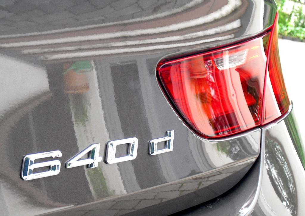 BMW Coupé 640d: Motorisierungsschriftzug neben Leuchteinheit hinten. 
